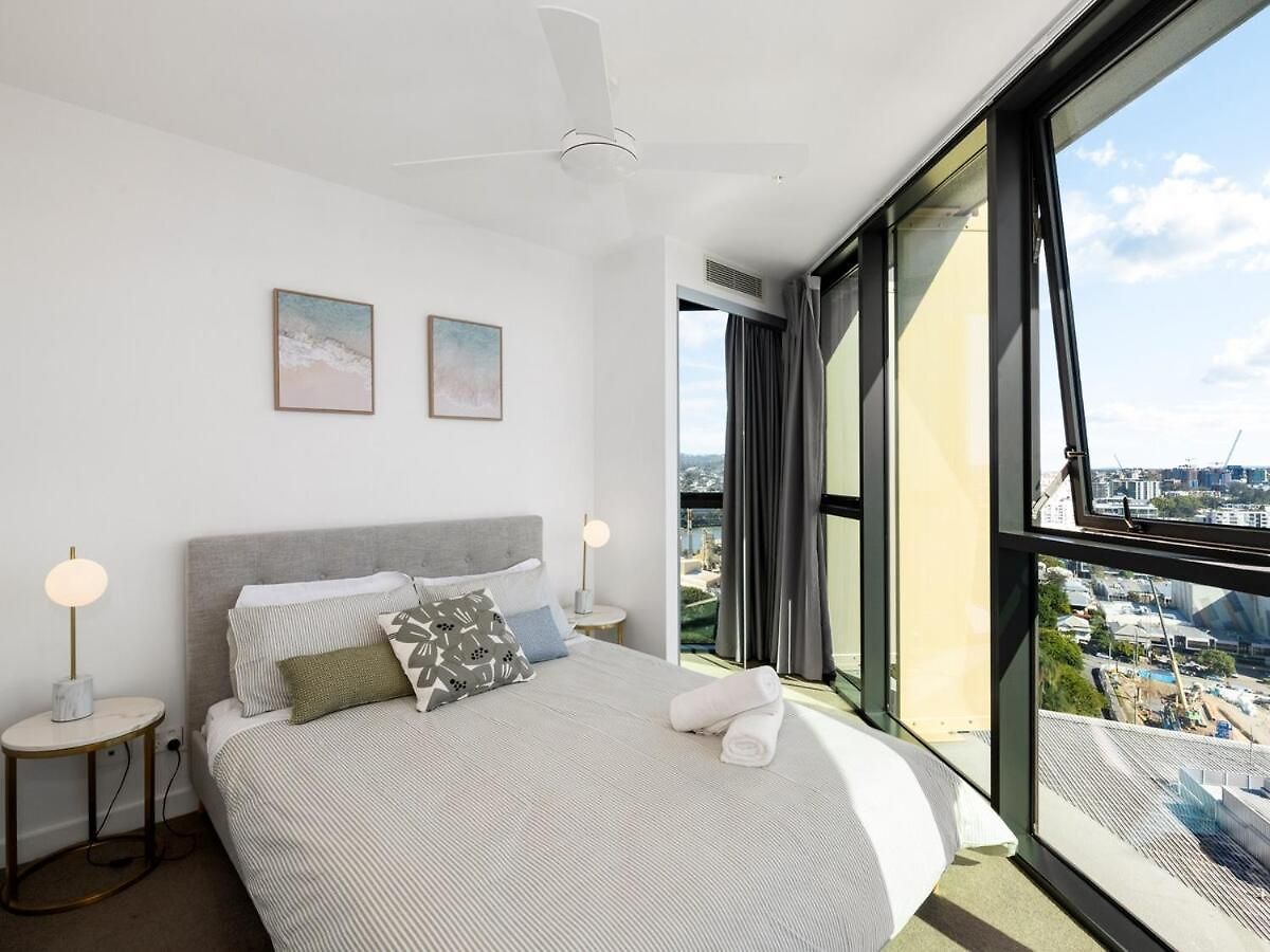 Floor To Ceiling River& Mountain View Location Apartment *
