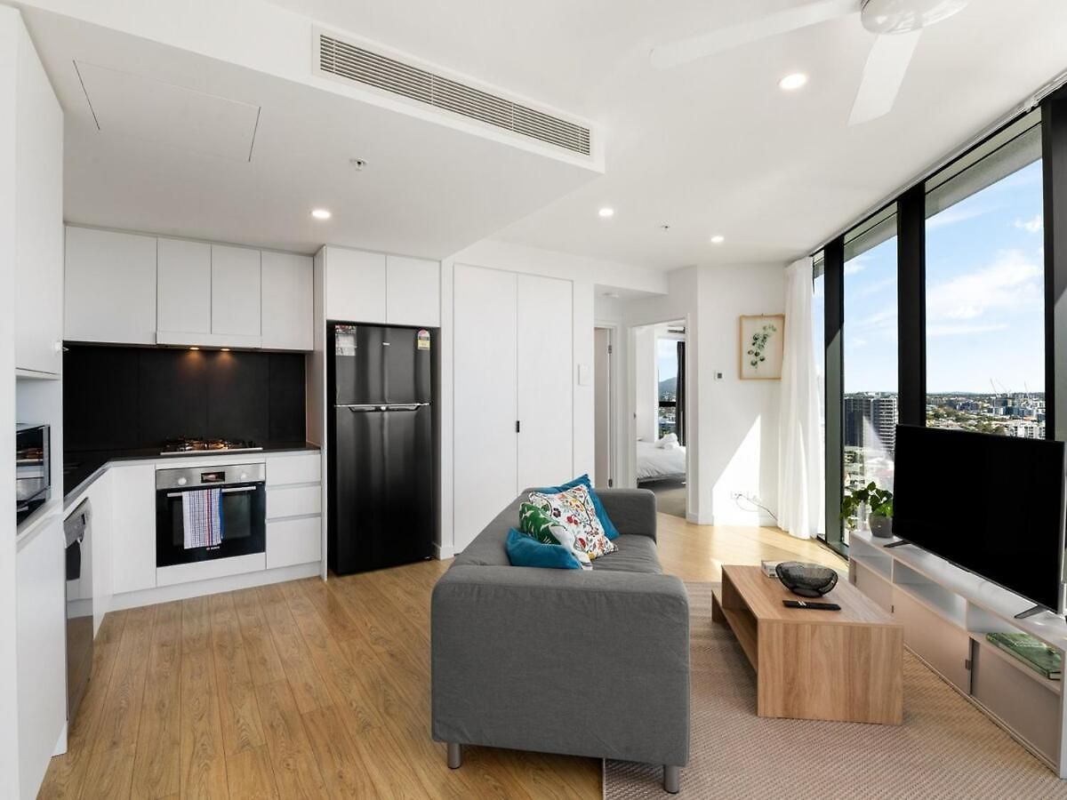 Apartment Floor To Ceiling River& Mountain View Location Brisbane