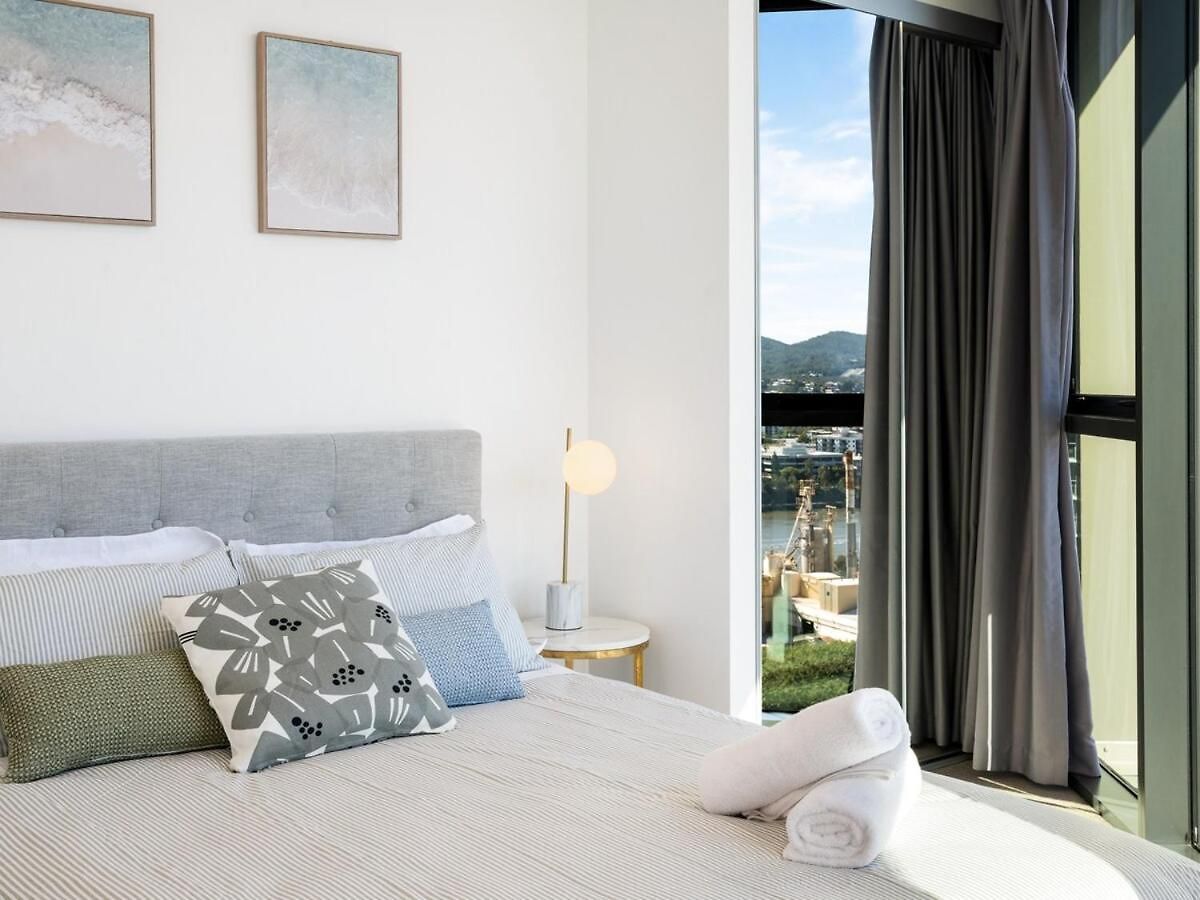 Apartment Floor To Ceiling River& Mountain View Location