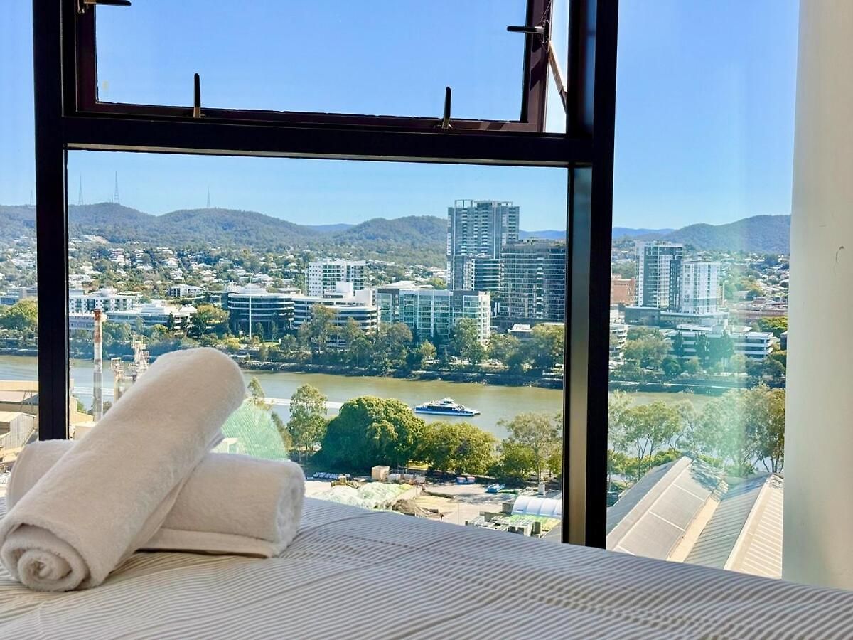 Floor To Ceiling River& Mountain View Location Apartment *
