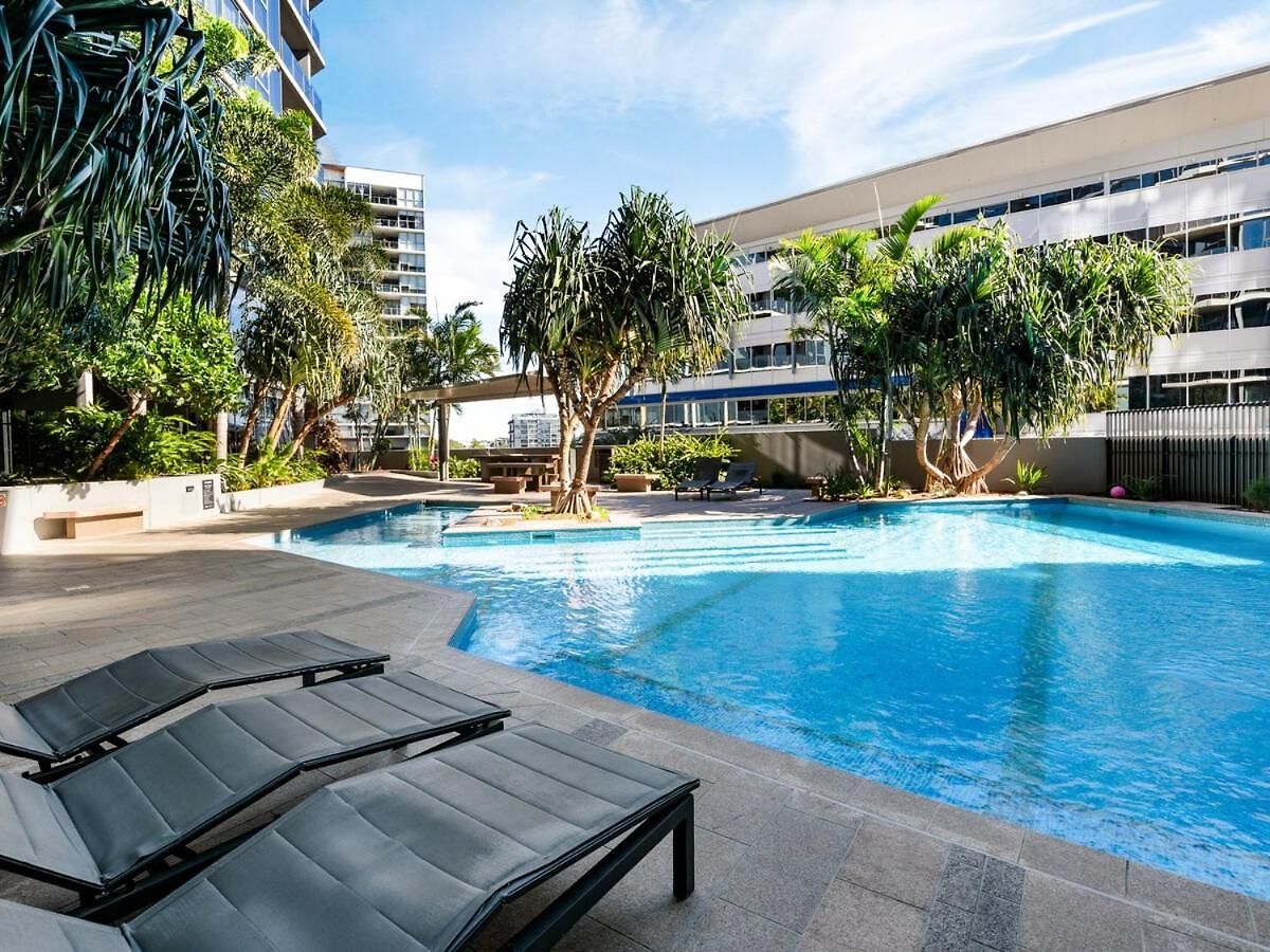Apartment Floor To Ceiling River& Mountain View Location *
