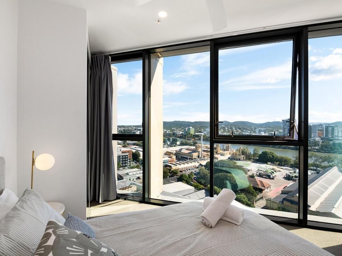 Floor To Ceiling River& Mountain View Location Apartment Brisbane