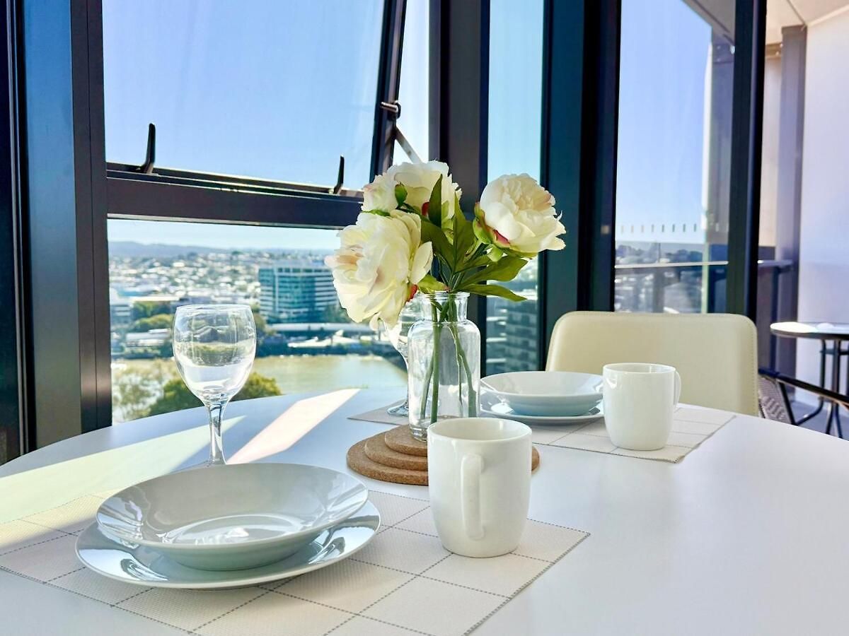 Floor To Ceiling River& Mountain View Location Apartment