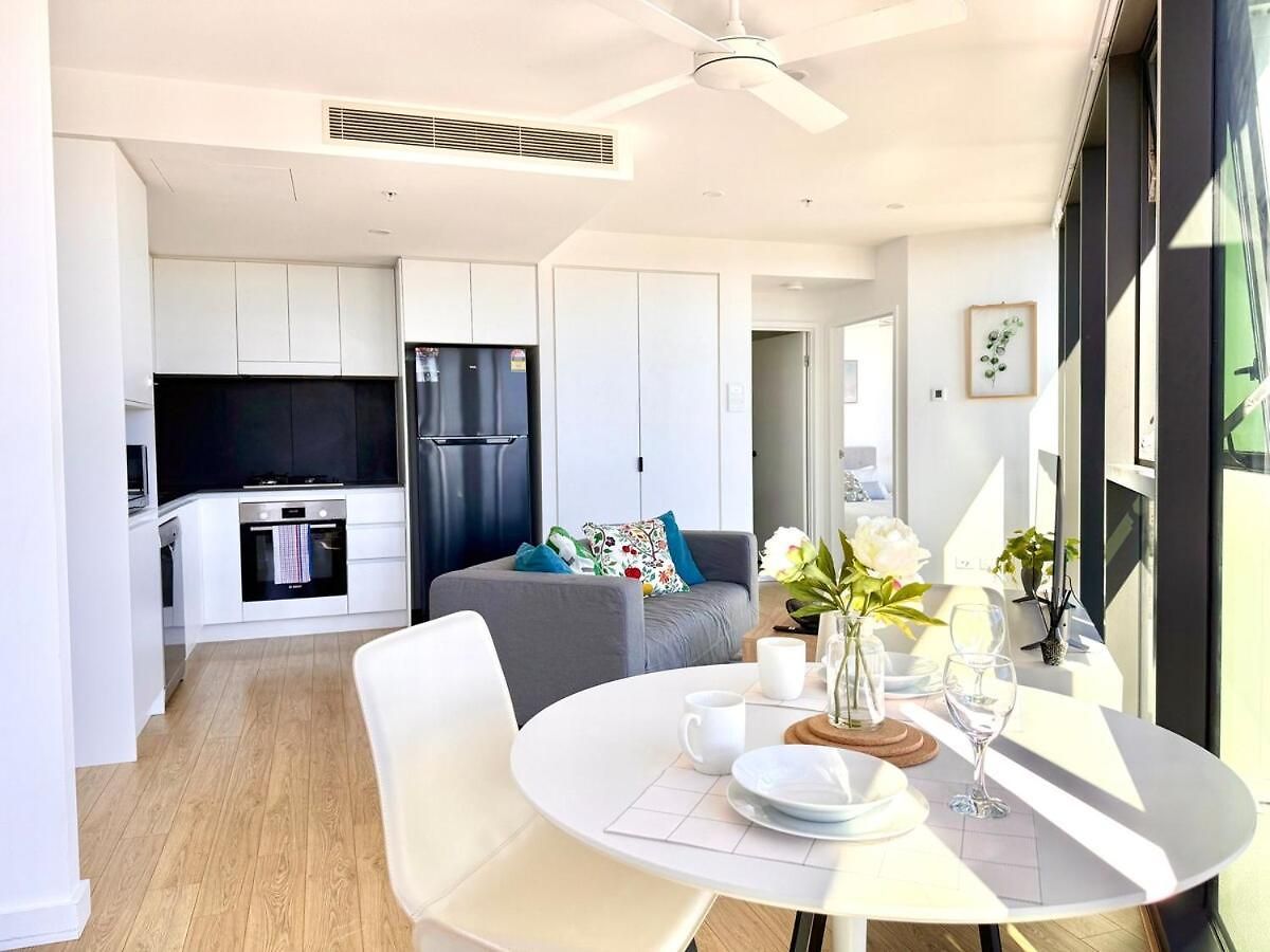 Floor To Ceiling River& Mountain View Location * Brisbane