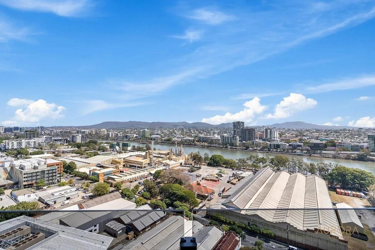 Floor To Ceiling River& Mountain View Location Apartment