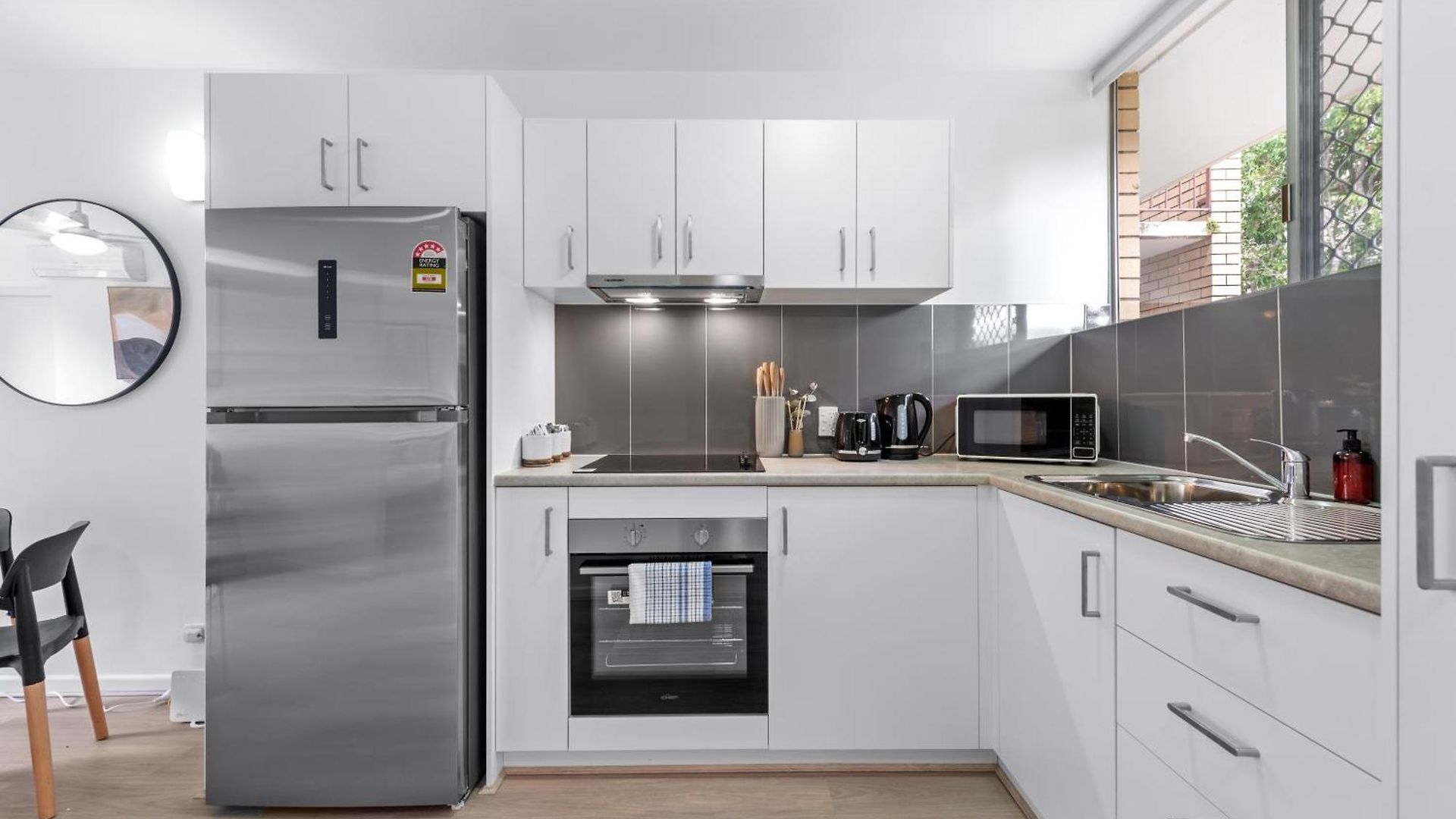Sunny 1br Near Hospital, Qut & Cbd With Parking! Apartment *