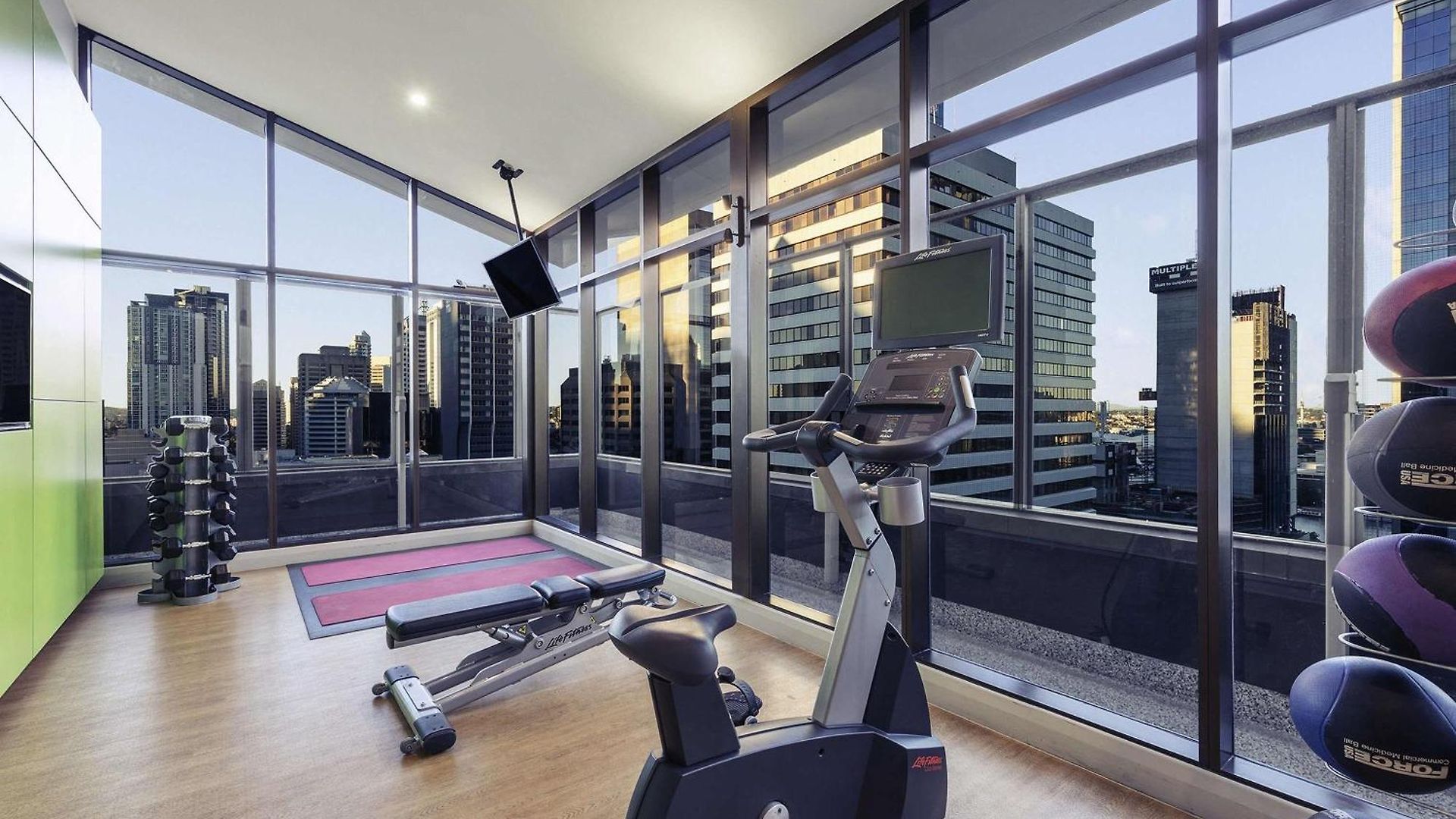 Mercure King George Square Hotel 4*