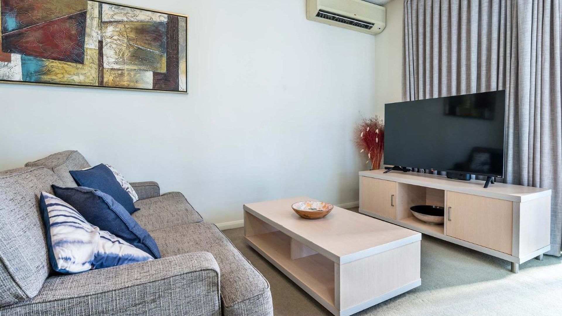 Skyline Viewpoint Escape Parking - Pool - Gym Apartment *