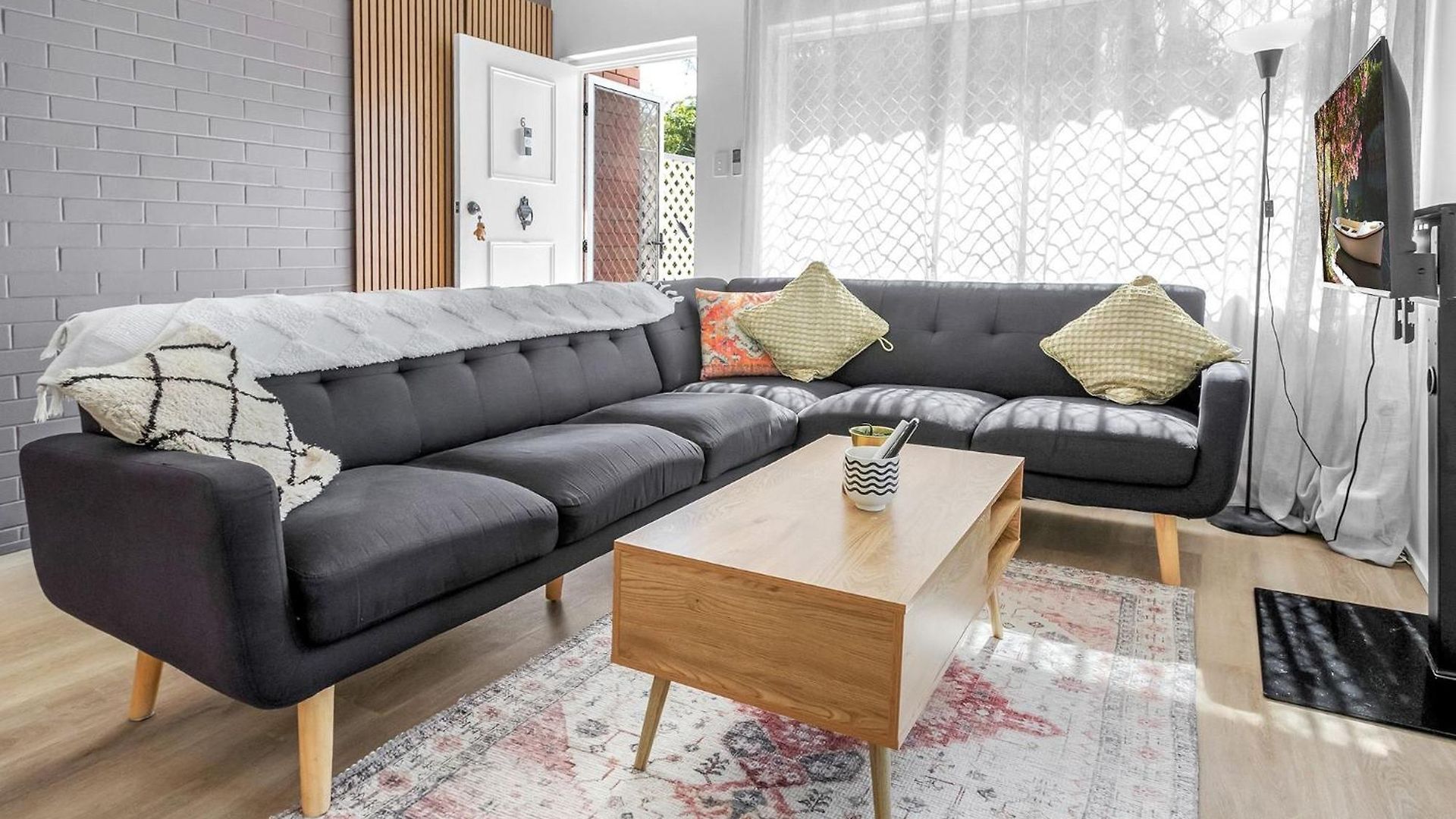 Apartment Charming 2-bed Near River & *