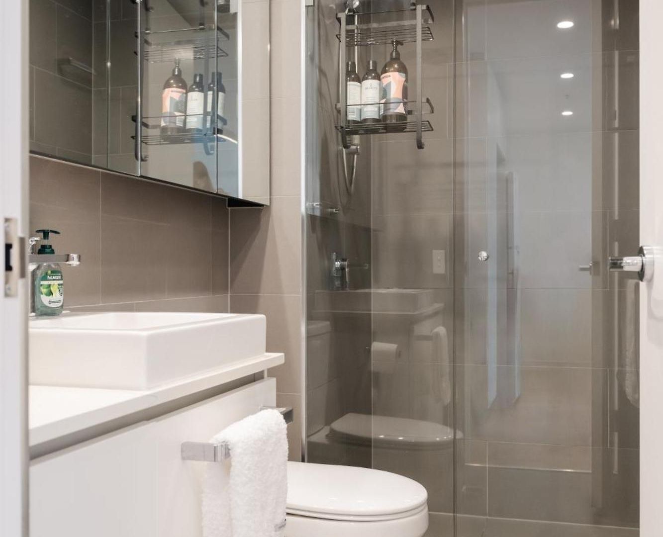 Bright Cbd 2 Bedroom Resort-style Escape *
