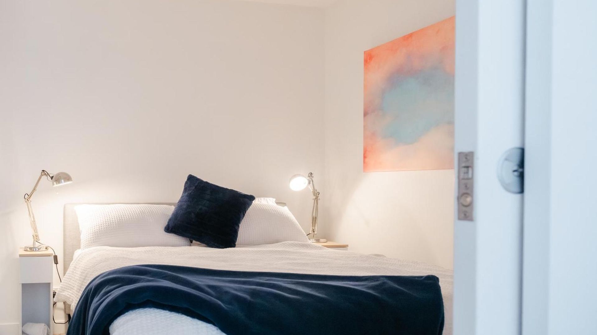 Bright Cbd 2 Bedroom Resort-style Escape
