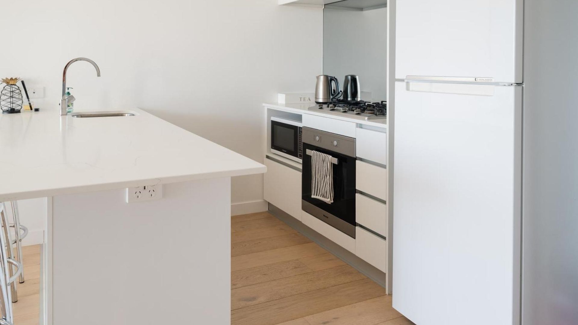 Bright Cbd 2 Bedroom Resort-style Escape