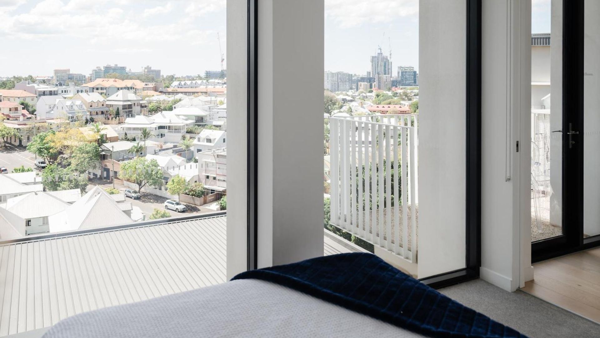 Bright Cbd 2 Bedroom Resort-style Escape Apartment