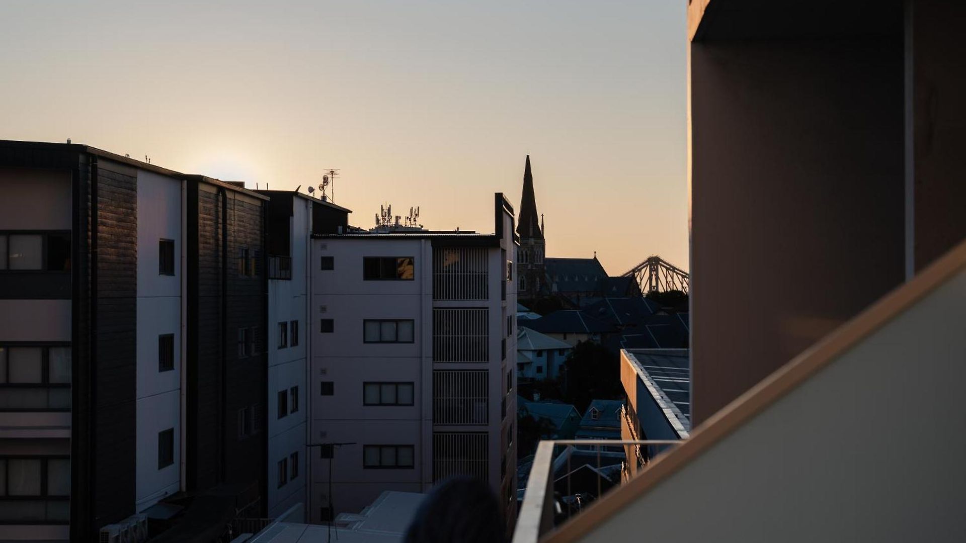 Bright Cbd 2 Bedroom Resort-style Escape Apartment