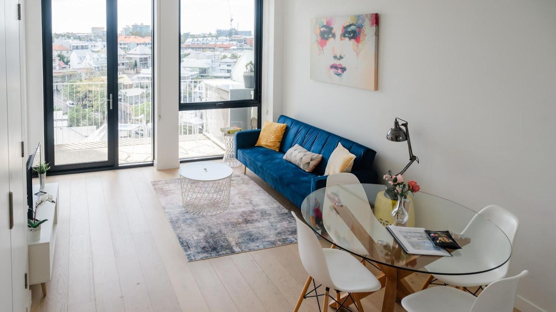 Bright Cbd 2 Bedroom Resort-style Escape *