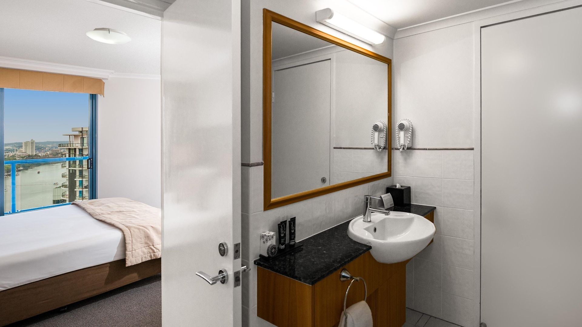 Hotel Mantra On Queen 4*