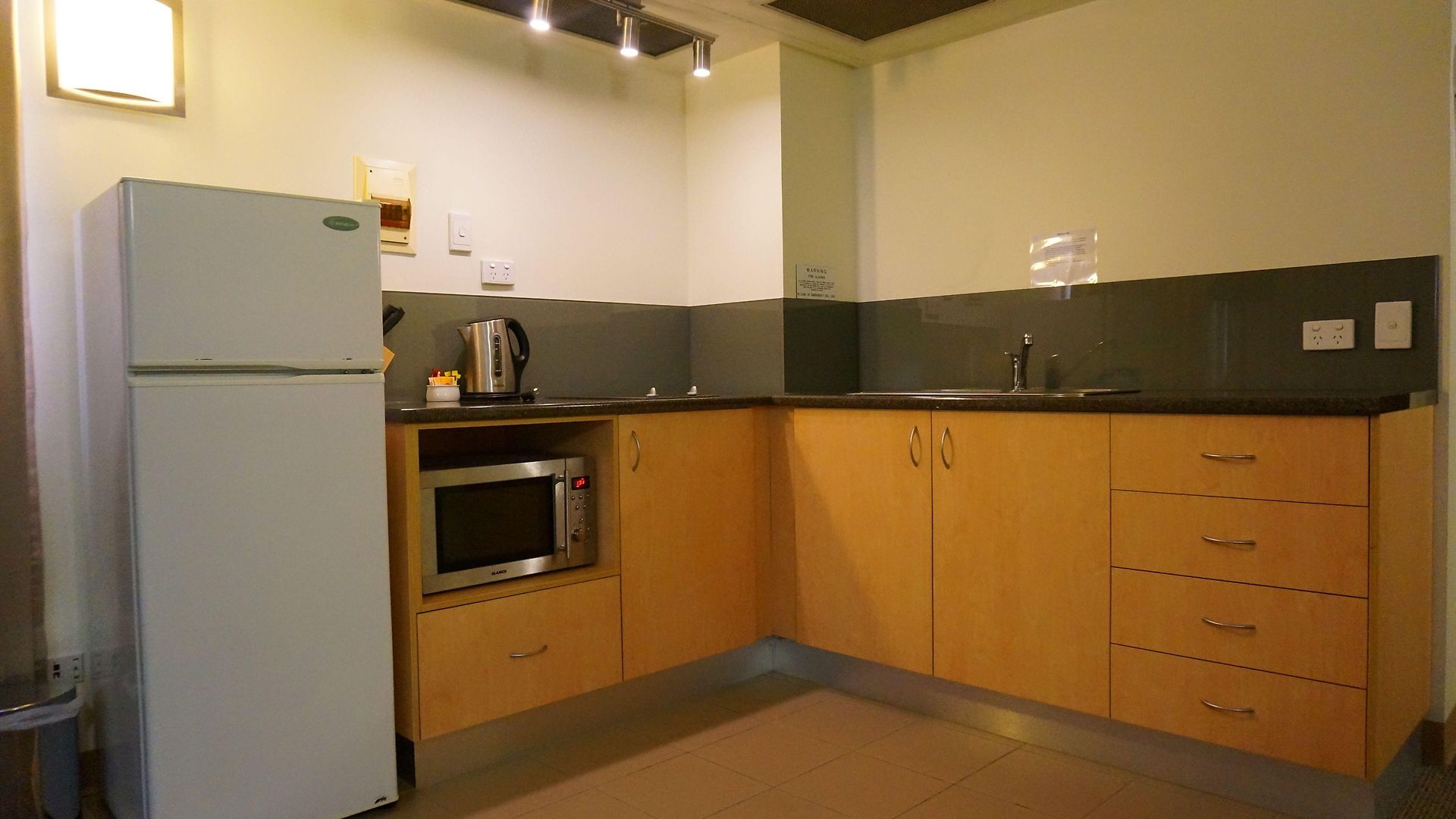 Aparthotel Abbey On Roma & 4*
