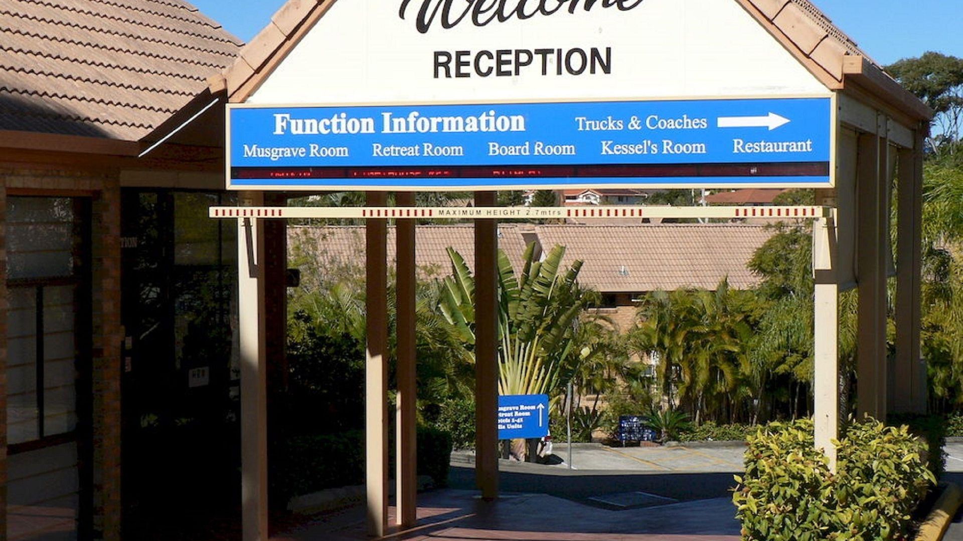 Quality Robertson Gardens Hotel 4*