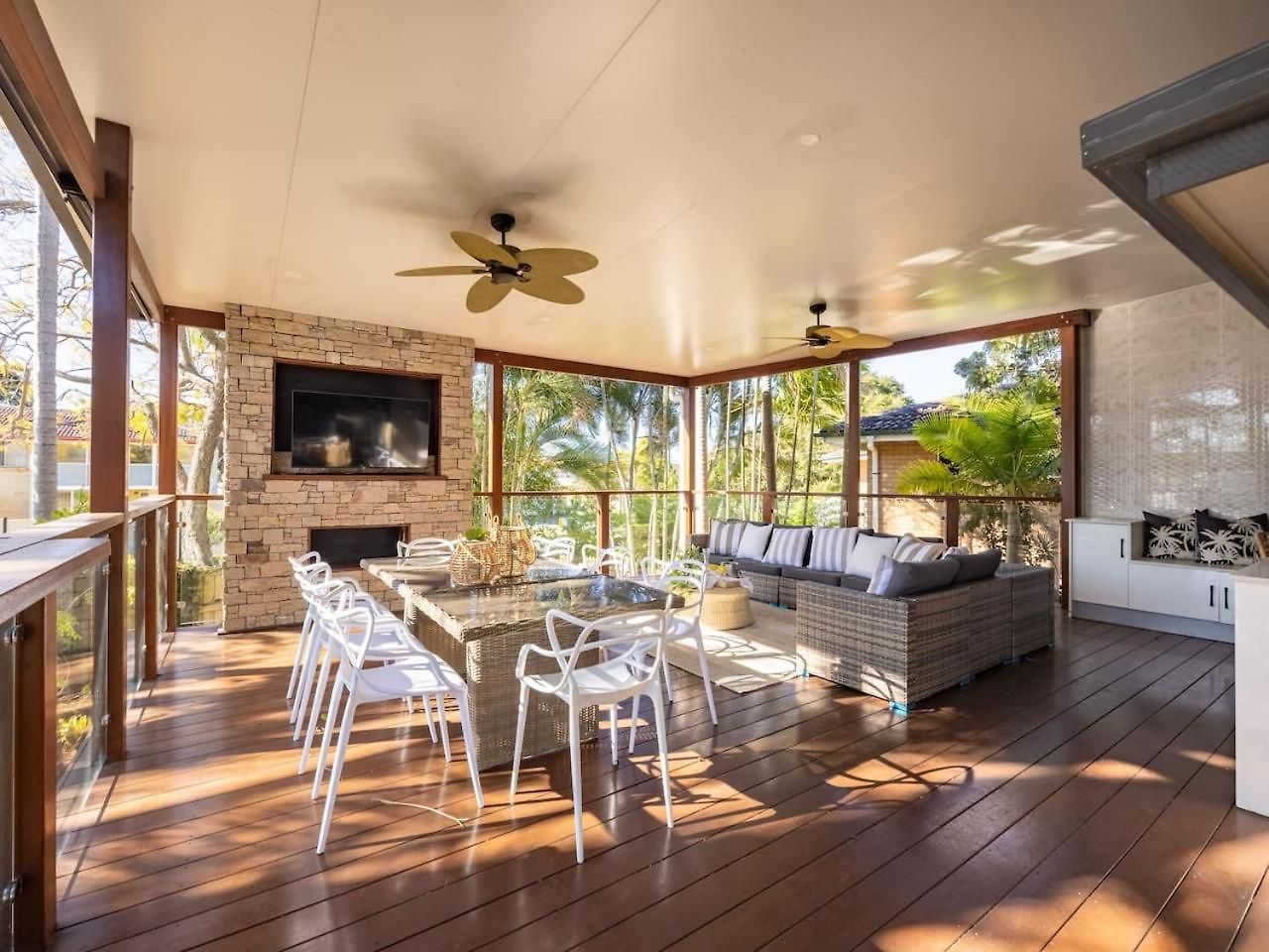 Tropical Tranquility Spacious Family Leafy Oasis Holiday home *