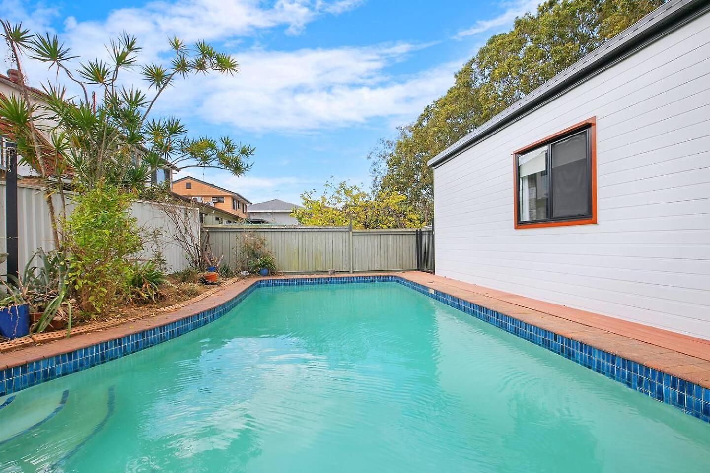 Guest house Poolside Family Near Shopping Towns 4*