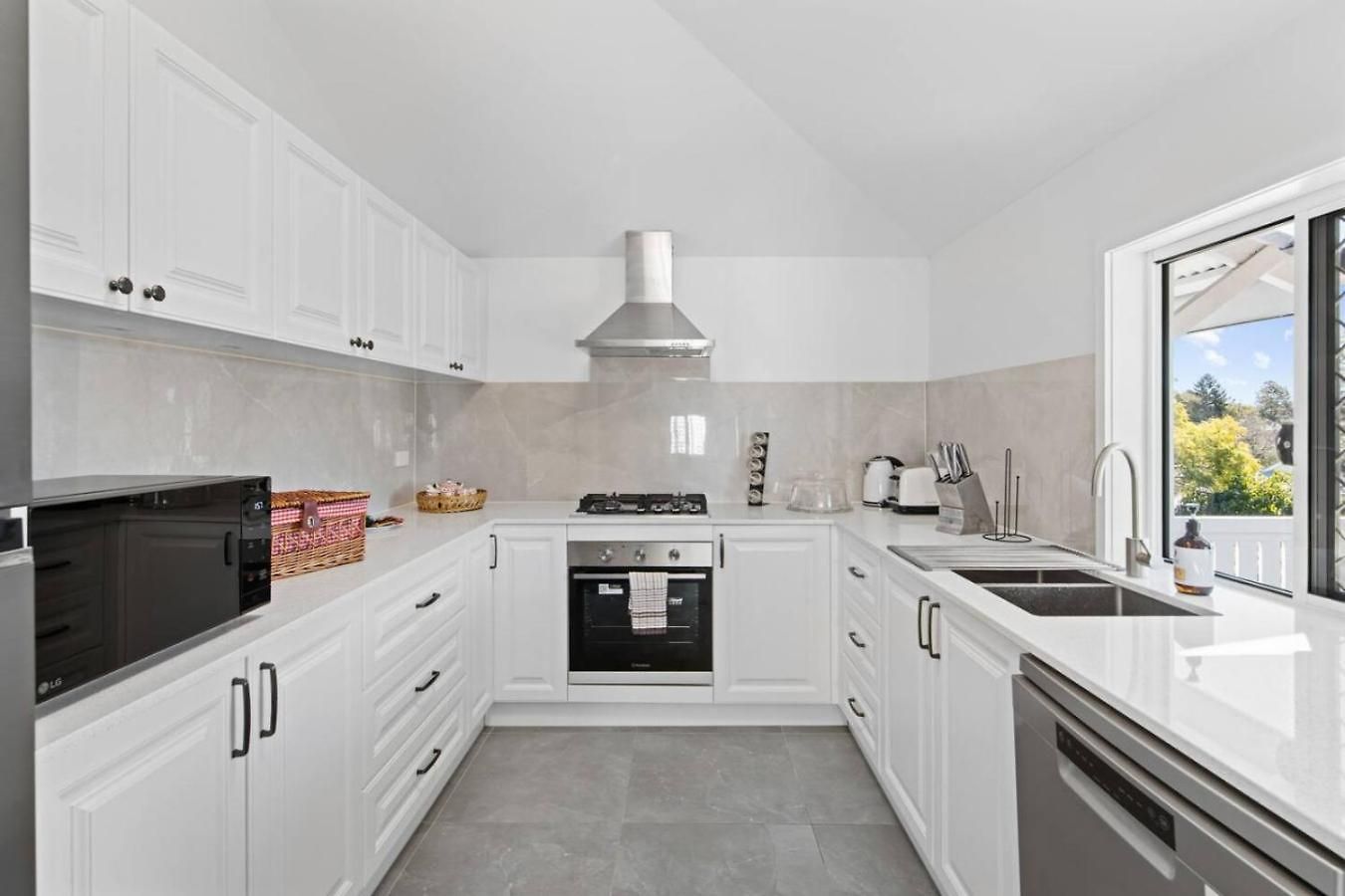 Stylish Escape With Balcony Near Rbwh And Cbd Holiday home