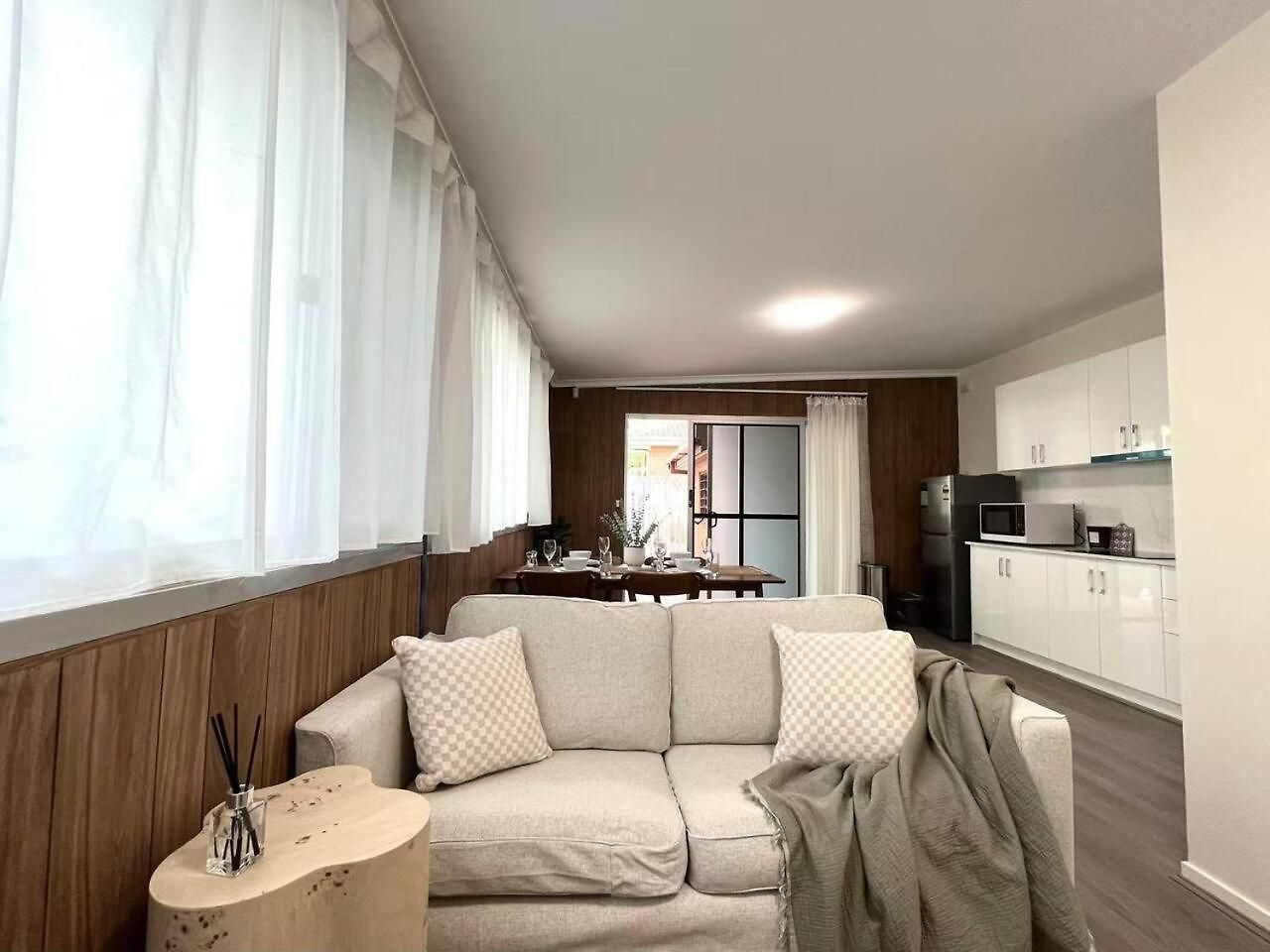 Private Spacious King Bed Walk To Hubs Holiday home *