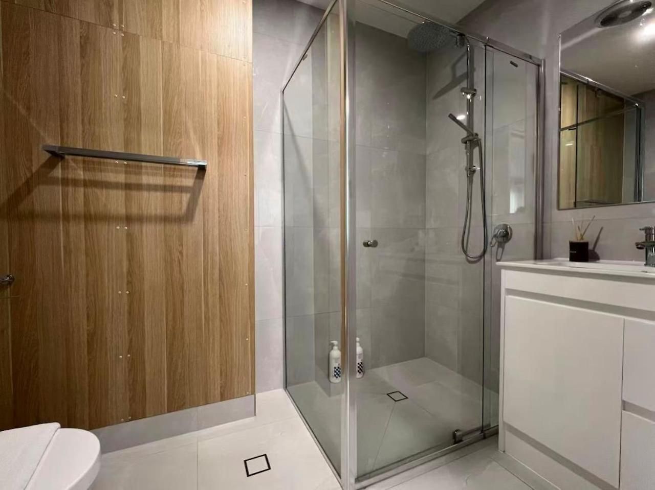 Private Spacious King Bed Walk To Hubs Holiday home *