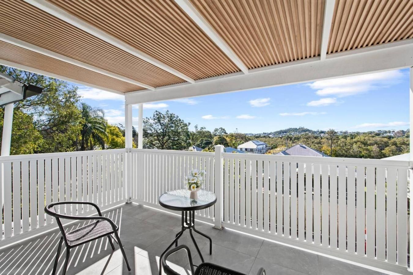 Stylish Escape With Balcony Near Rbwh And Cbd Holiday home