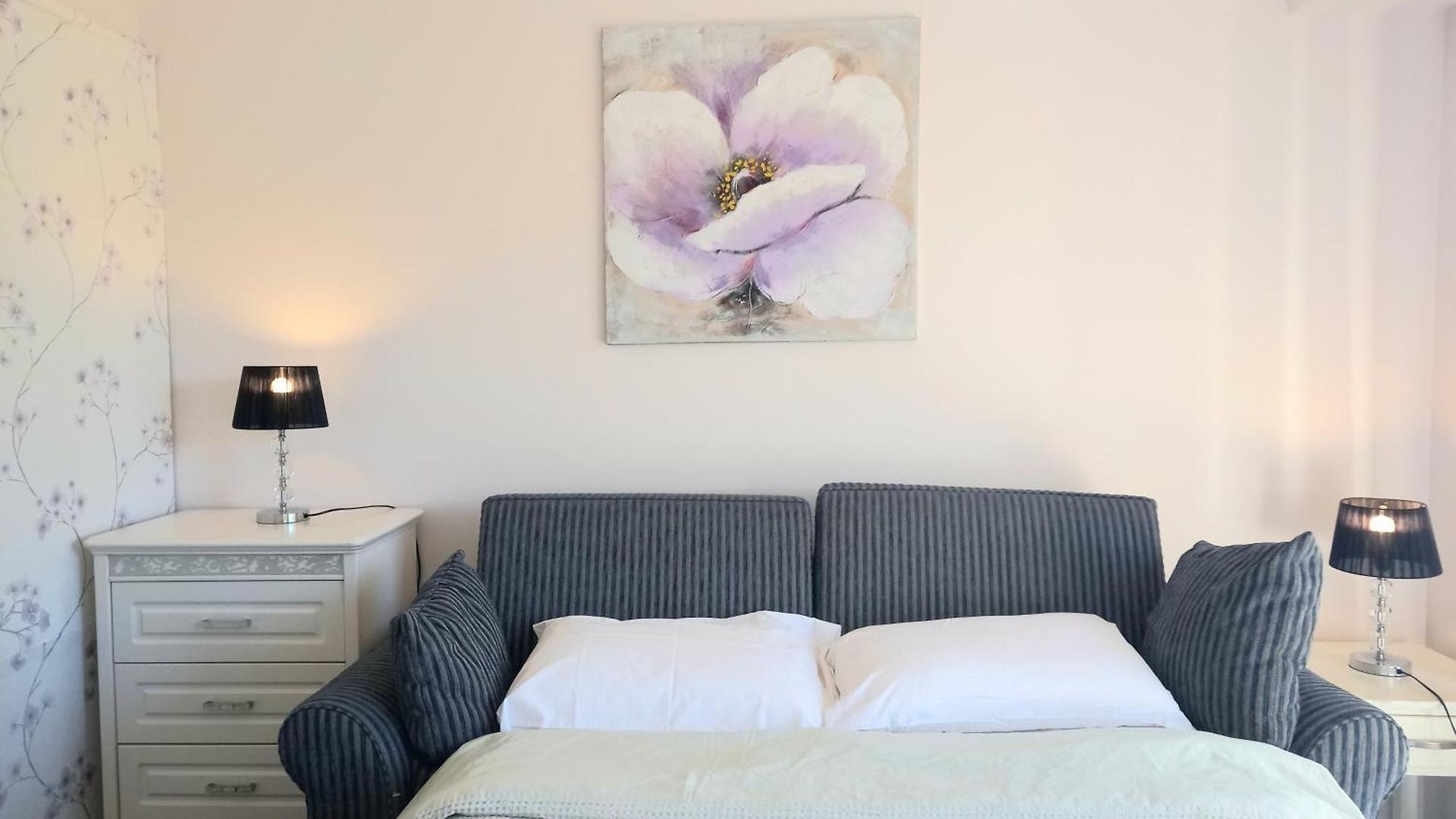 Air Conditioned Floral Youth Backpacker And House Guest house Brisbane