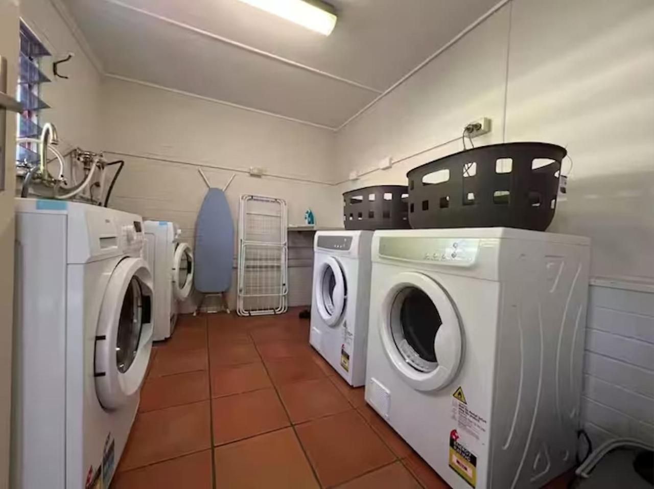 Private Spacious King Bed Walk To Hubs Holiday home *