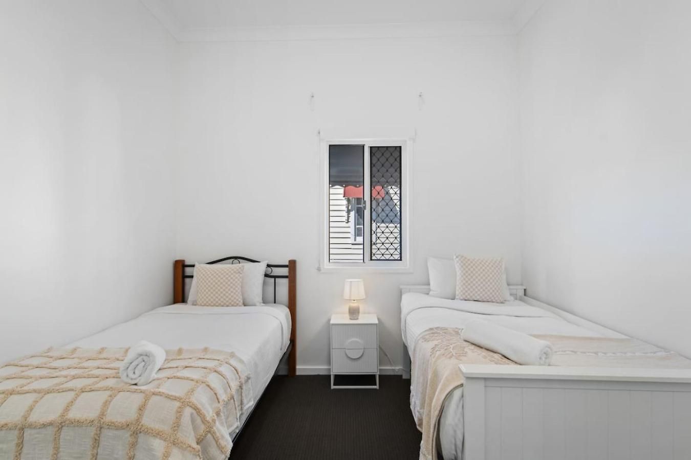 Stylish Escape With Balcony Near Rbwh And Cbd Holiday home