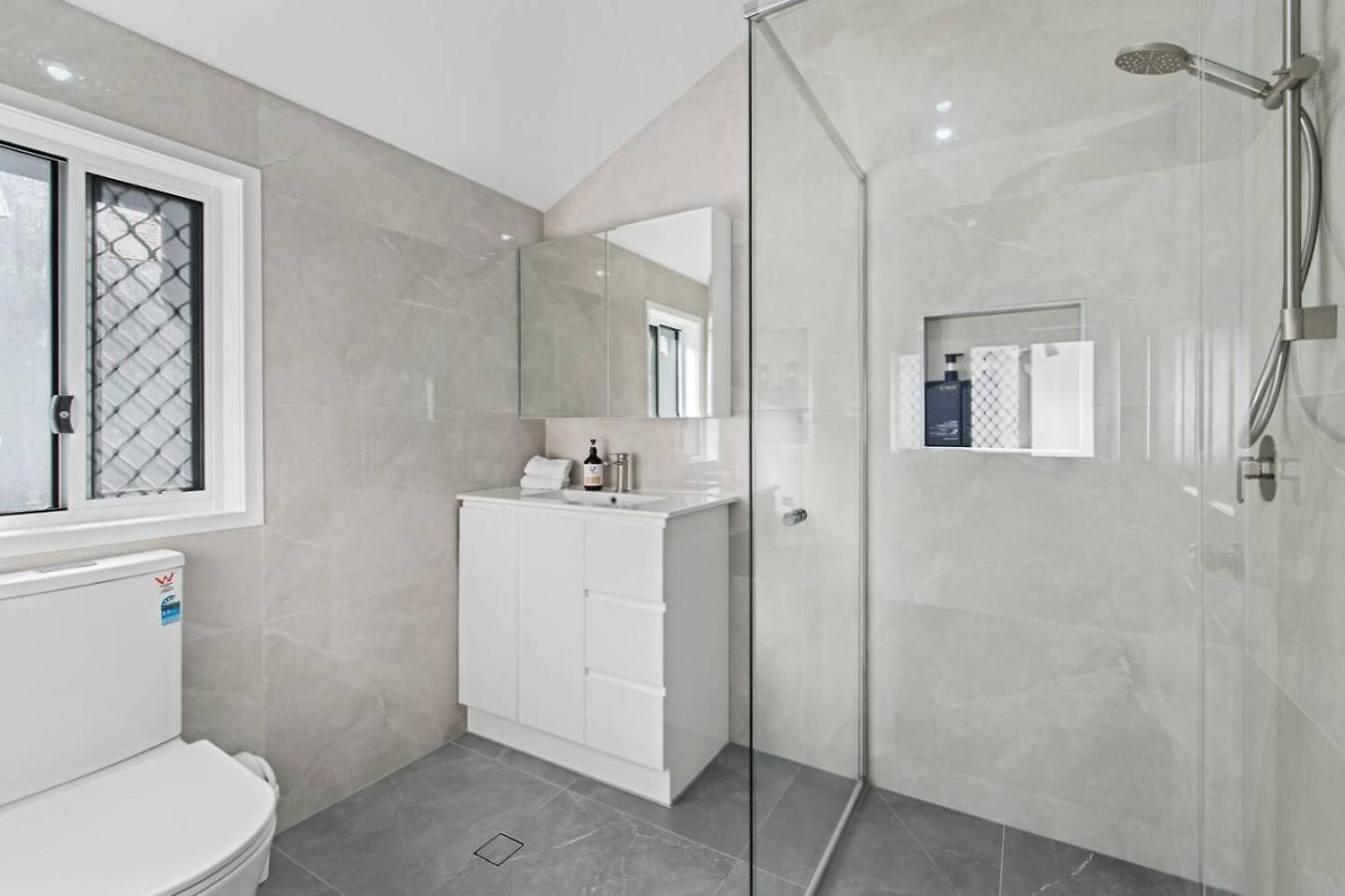 Stylish Escape With Balcony Near Rbwh And Cbd Holiday home *