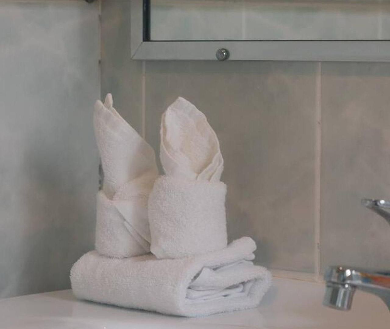 Urban Comfort Cozy And Convenient With A Shared Pool Holiday home *