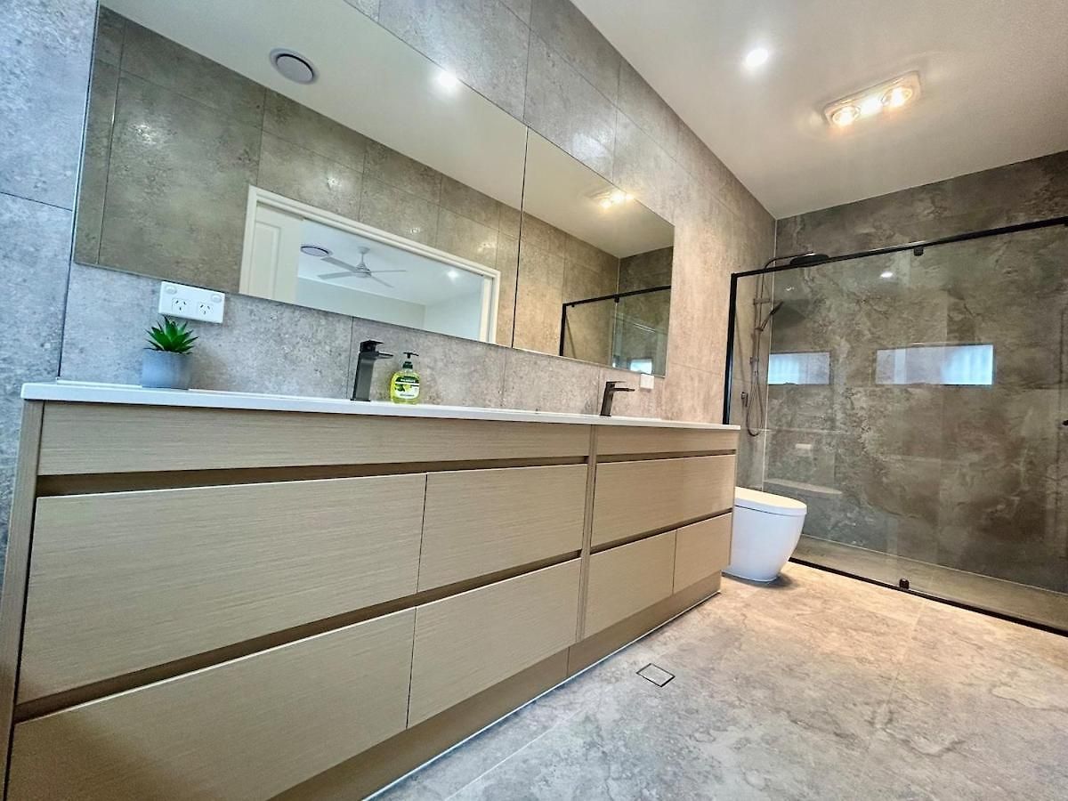 Modern 4br 3bath Duplex Near Train Station Stylish Comfortable Villa