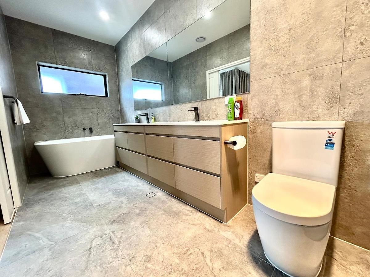 Modern 4br 3bath Duplex Near Train Station Stylish Comfortable Villa Brisbane