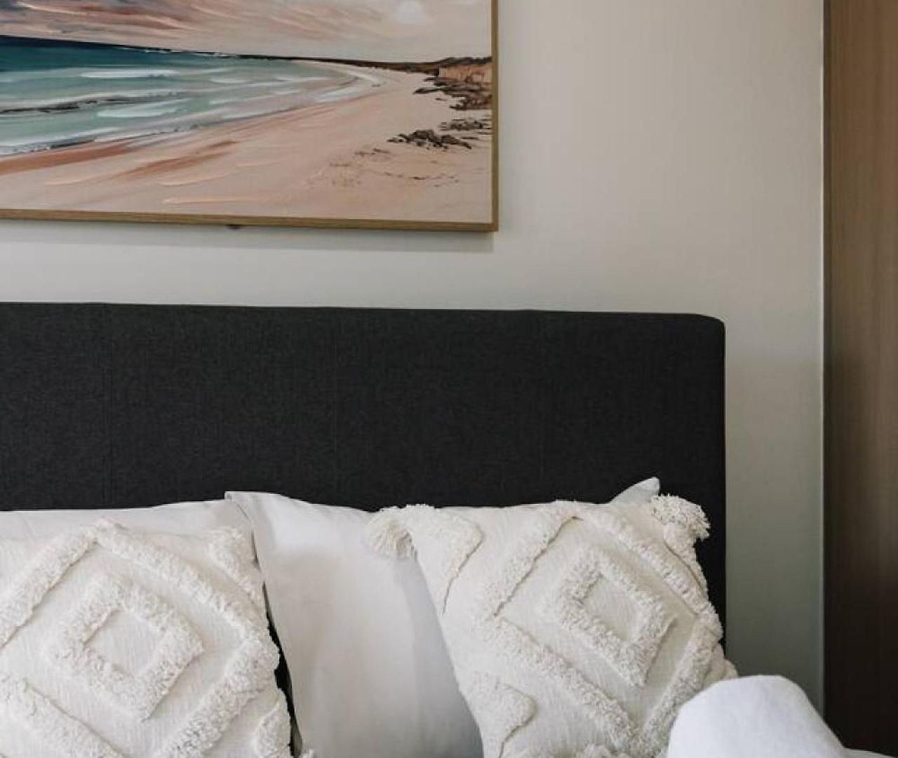 Spacious Twin Q Beds Sleep 4 Budget Friendly *