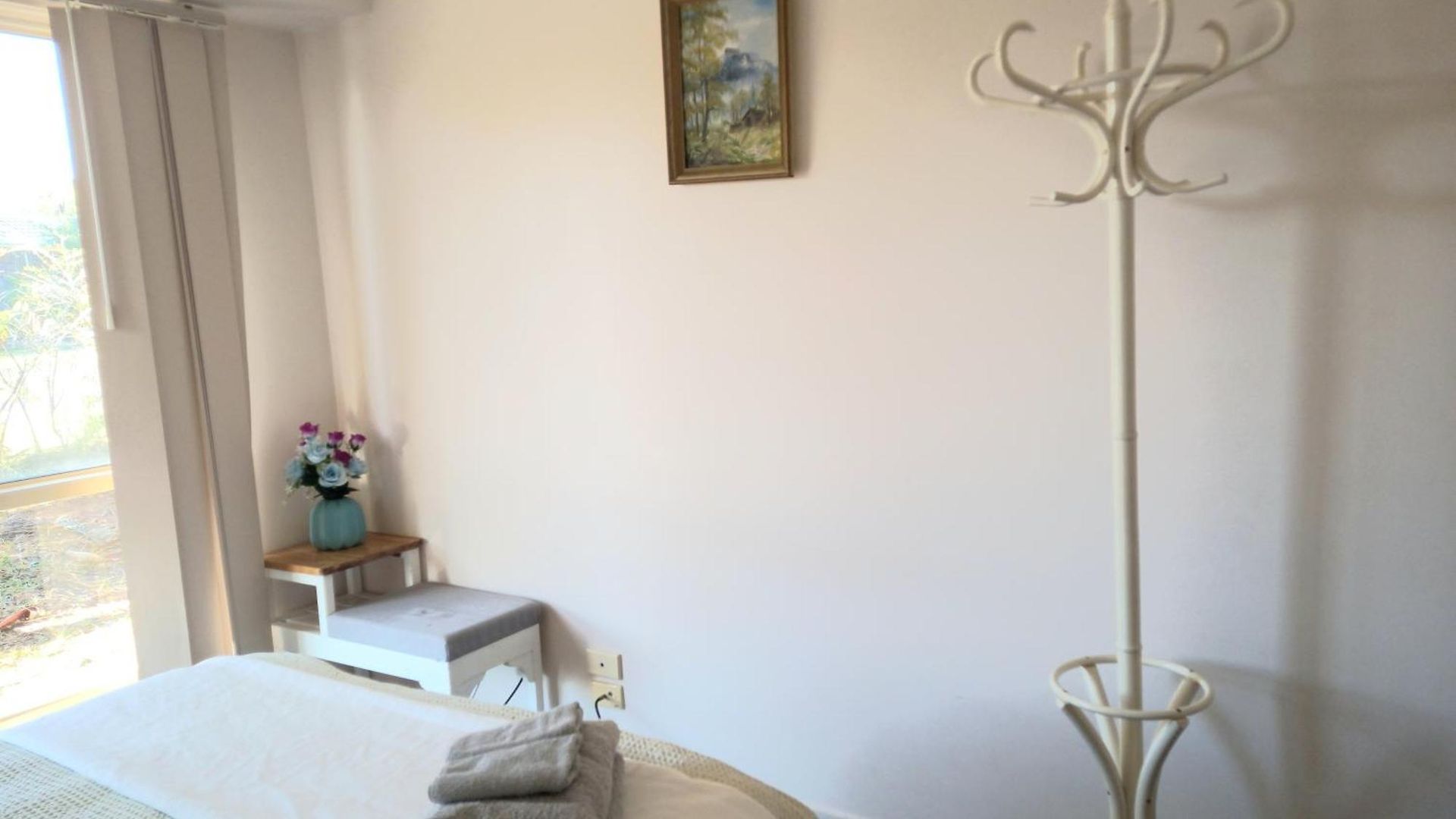 Air Conditioned Floral Youth Backpacker And House Guest house