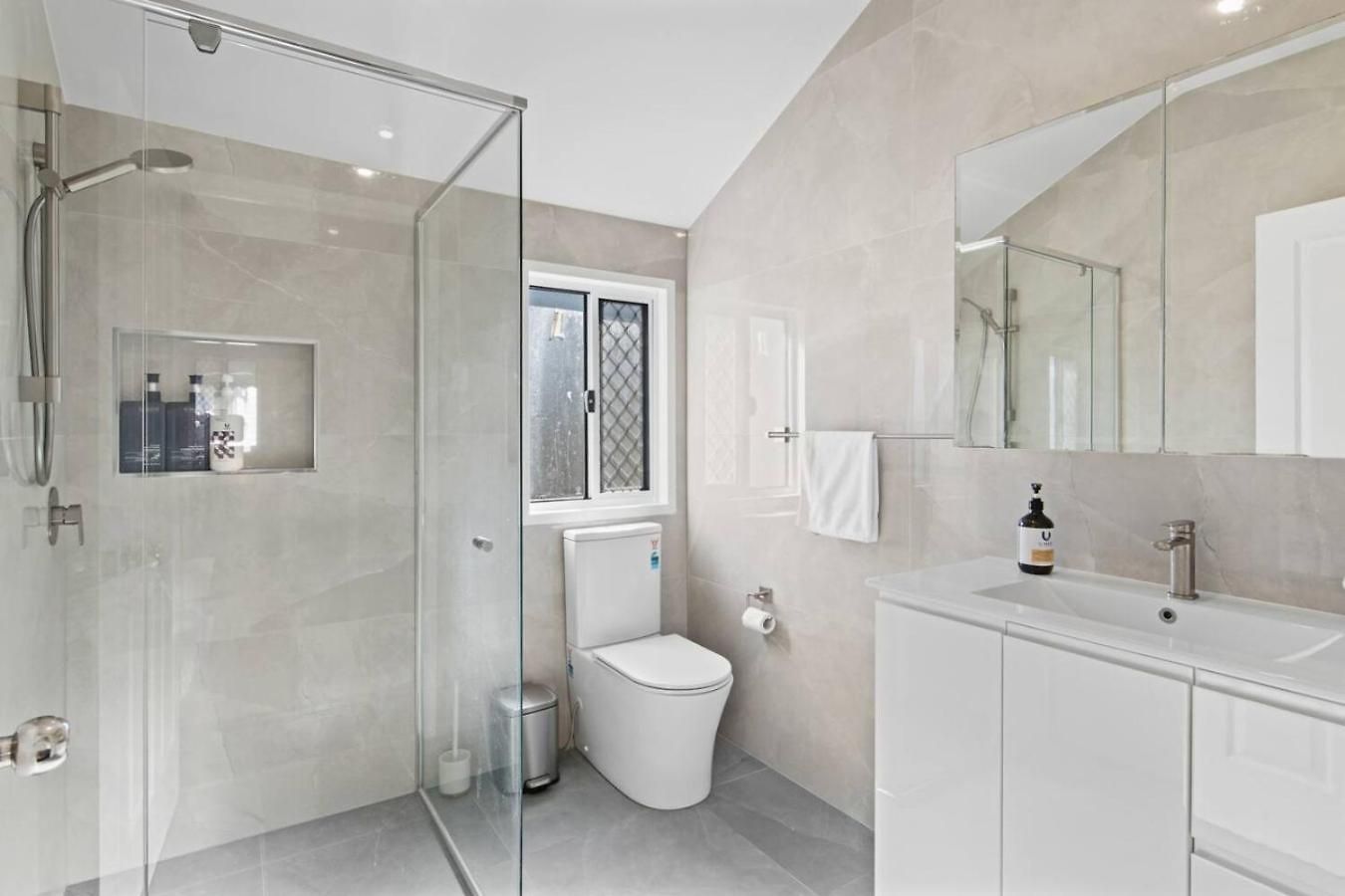 Stylish Escape With Balcony Near Rbwh And Cbd *