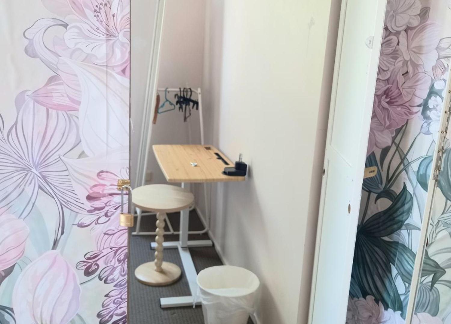 Air Conditioned Floral Youth Backpacker And House Guest house