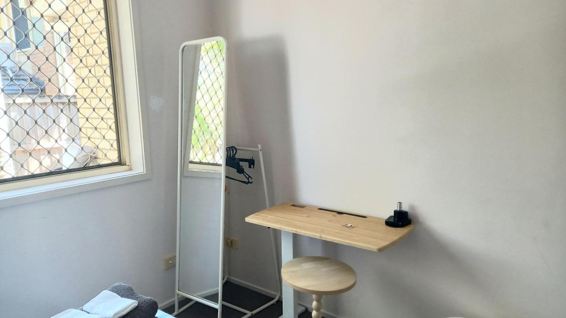 Air Conditioned Floral Youth Backpacker And House Guest house *
