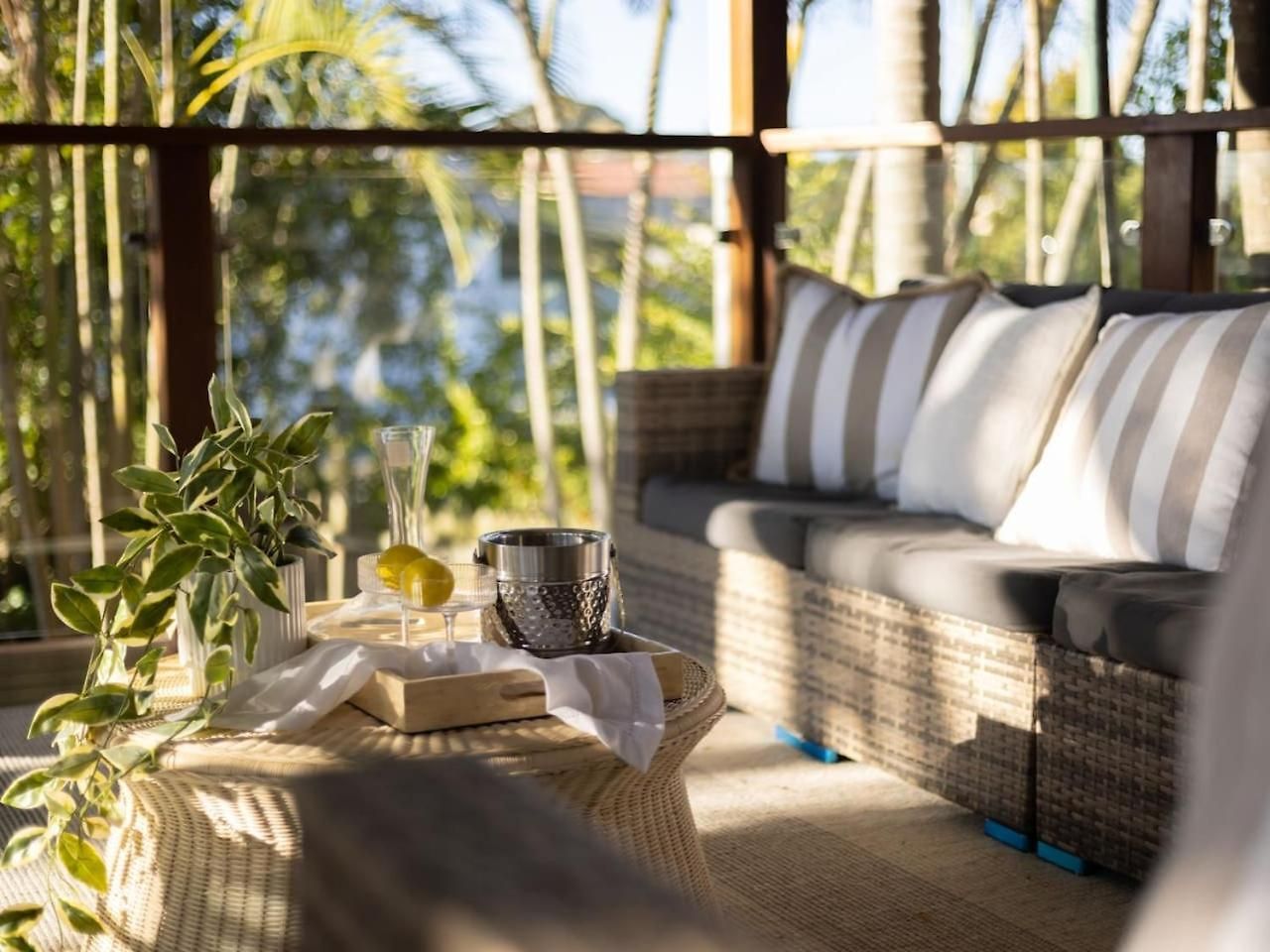 Tropical Tranquility Spacious Family Leafy Oasis Holiday home *