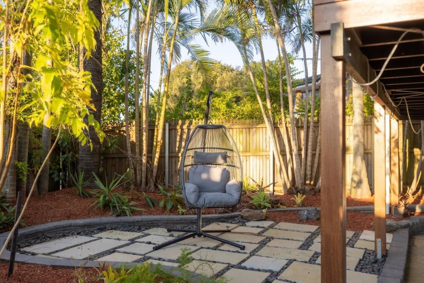 Tropical Tranquility Spacious Family Leafy Oasis Holiday home