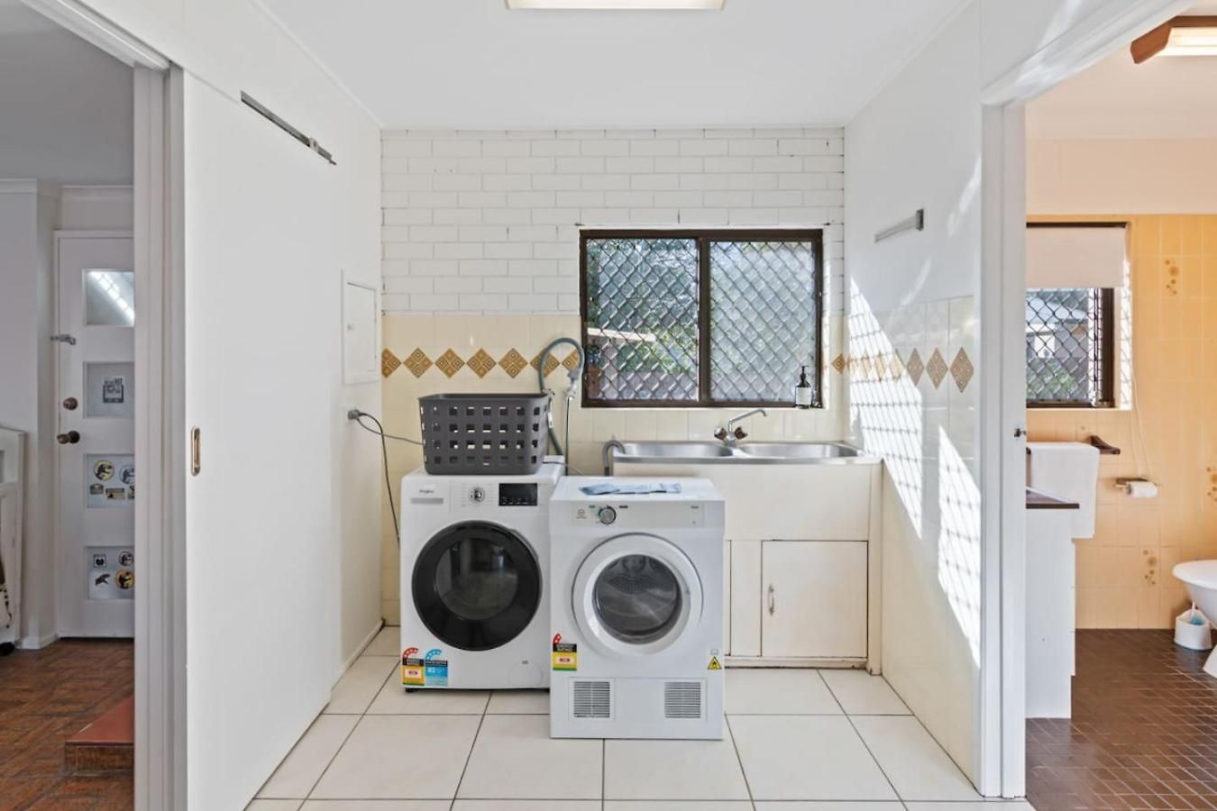 Sunny 4br With Pool In Prime Location
