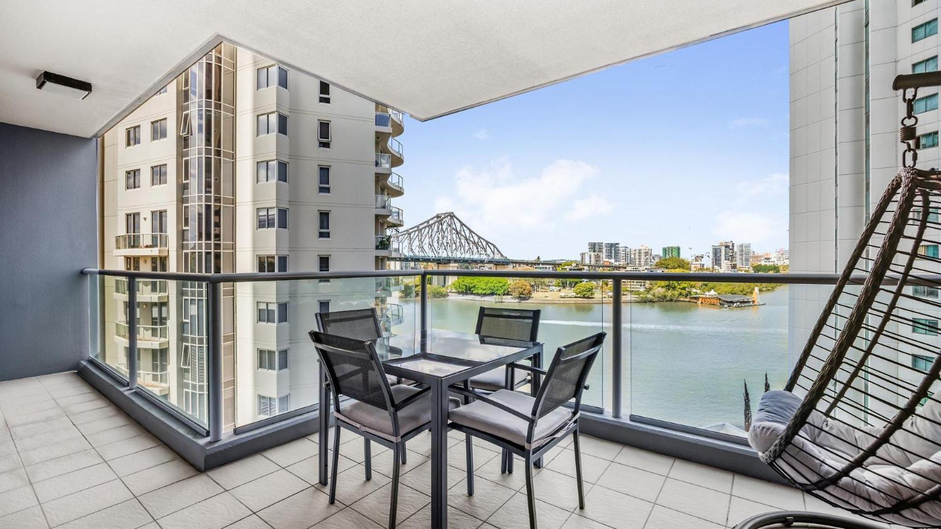 River Views 2 Bed 2 Bath Secure Parking Apartment
