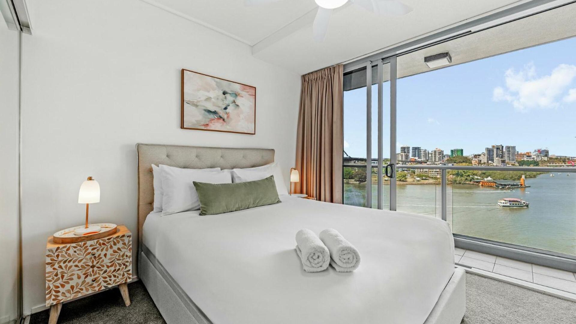 River Views 2 Bed 2 Bath Secure Parking Brisbane
