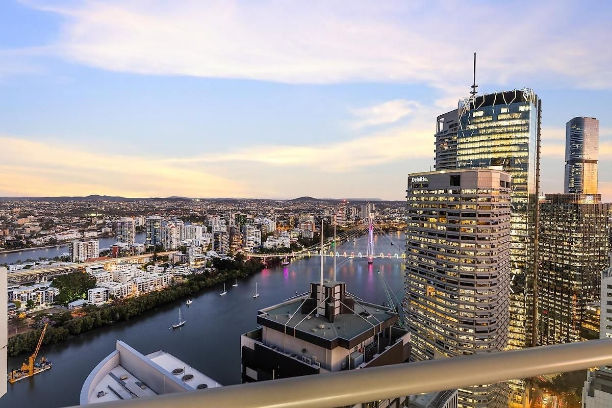 Amazing 2bed-2bath-1car-balcony-views - Cbd Apartment *