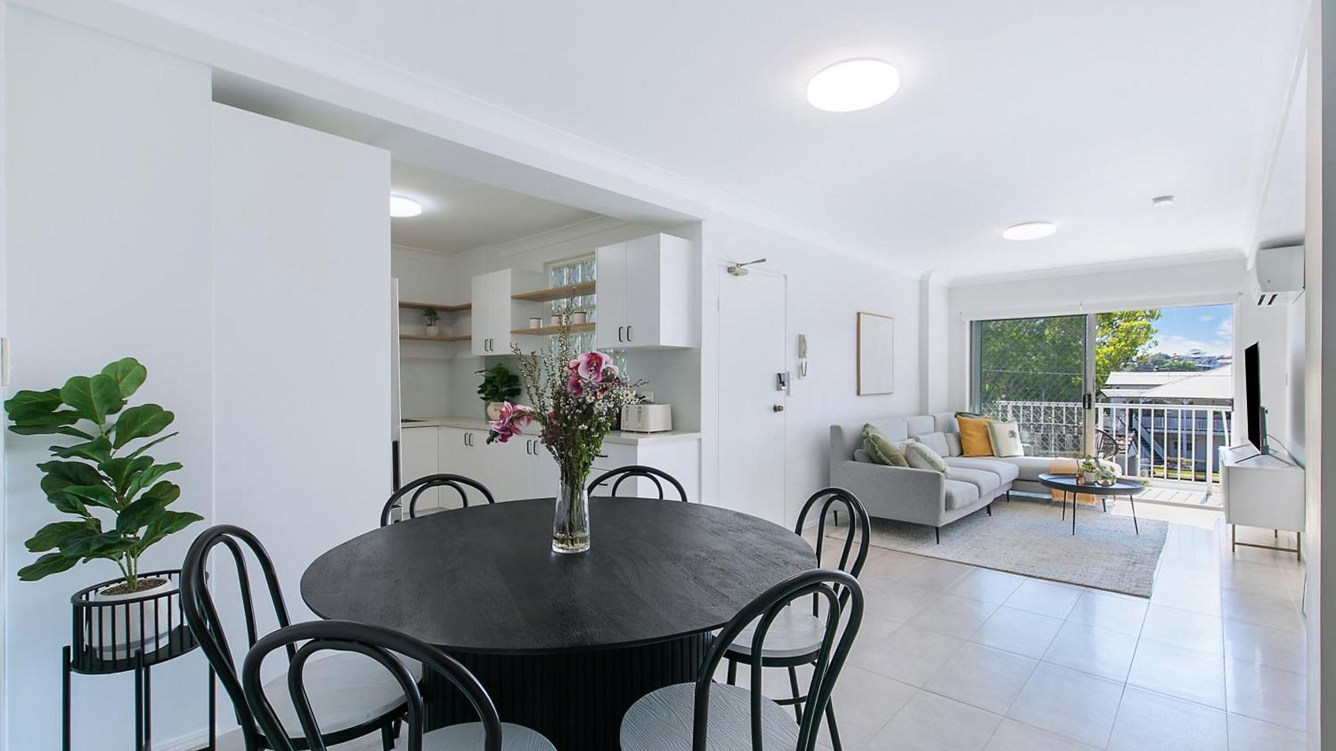 Spacious 3-bed Coorparoo Apartment Brisbane
