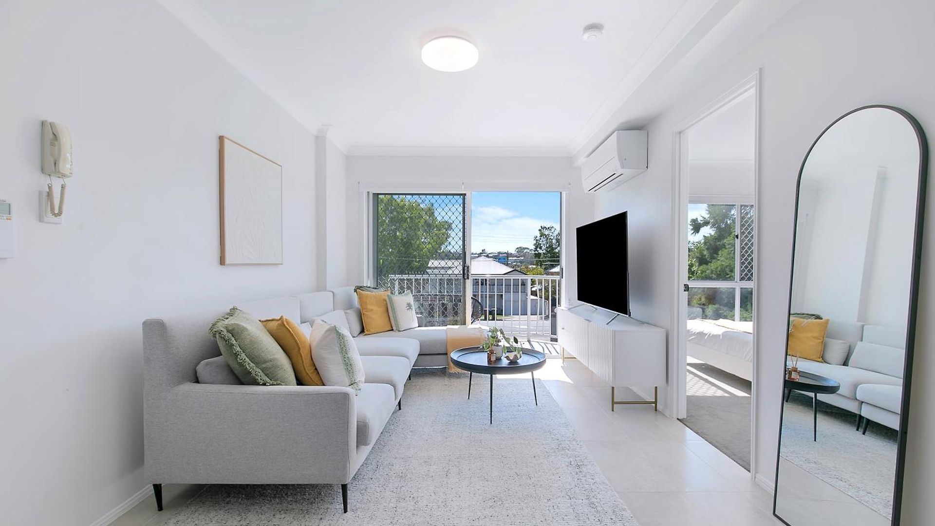 Spacious 3-bed Coorparoo Apartment Brisbane