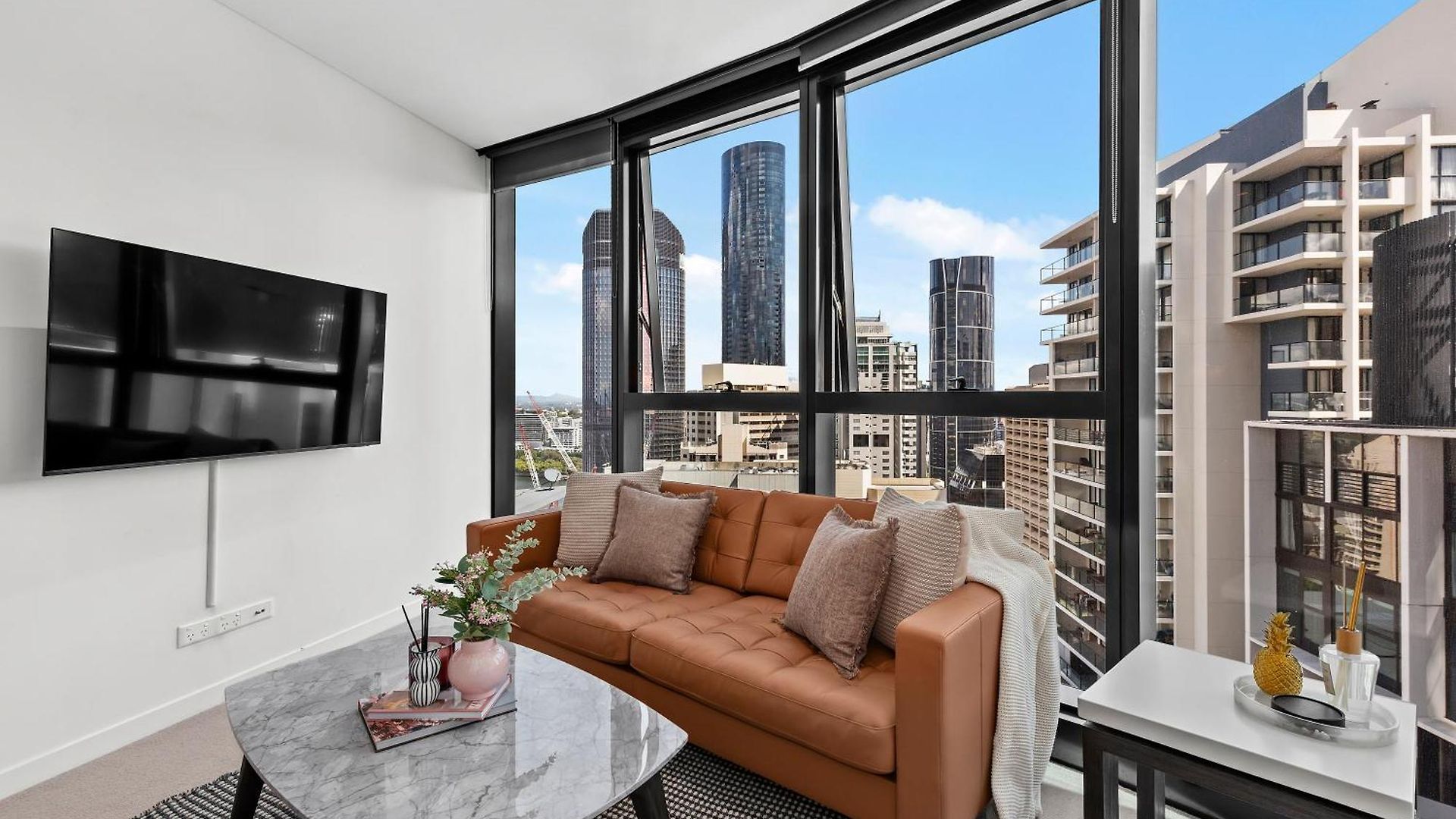 Stunning 2br - Tallest Building In Cbd Pool, Gym Apartment