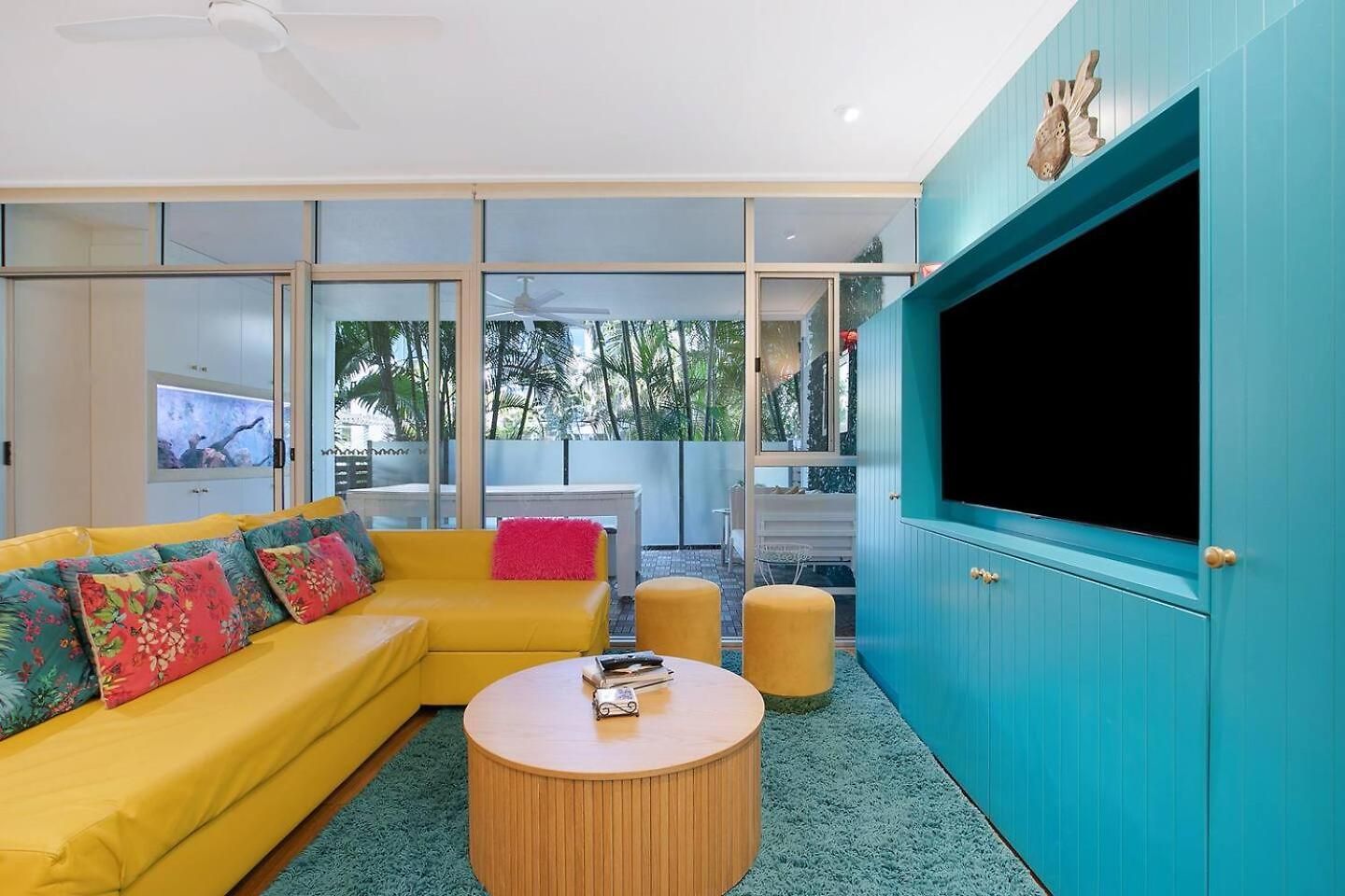 The Fish Bowl - Vibrant Riverside Escape With Pool Apartment *